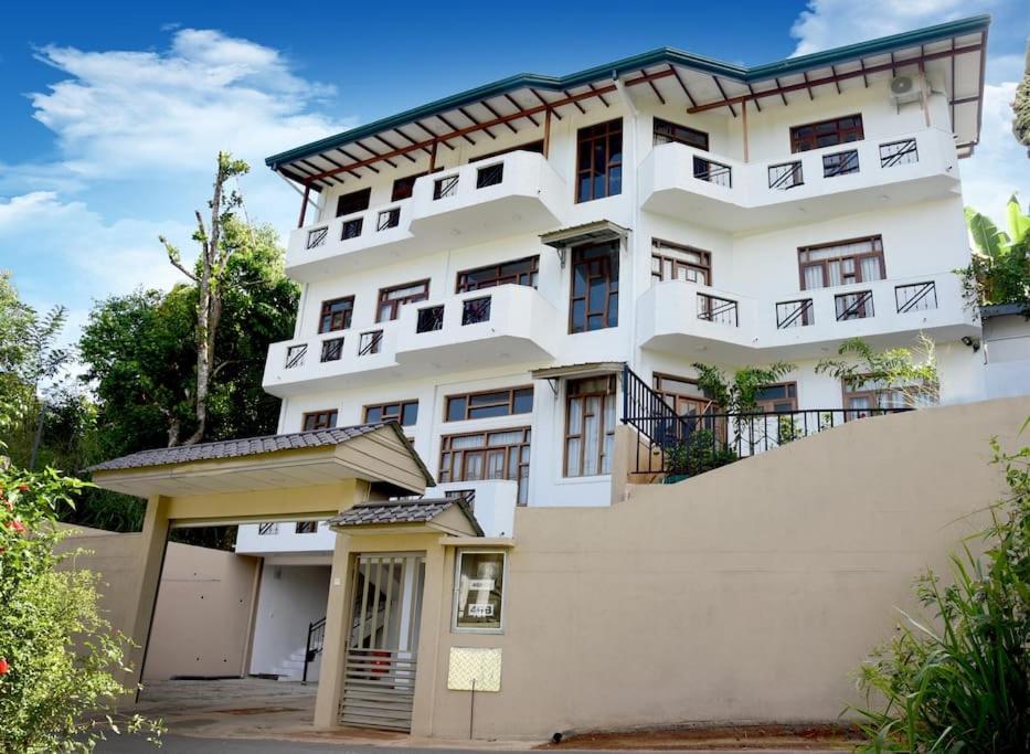 Saru Holiday Apartment - Upto 6 Guests Kandy Exterior photo